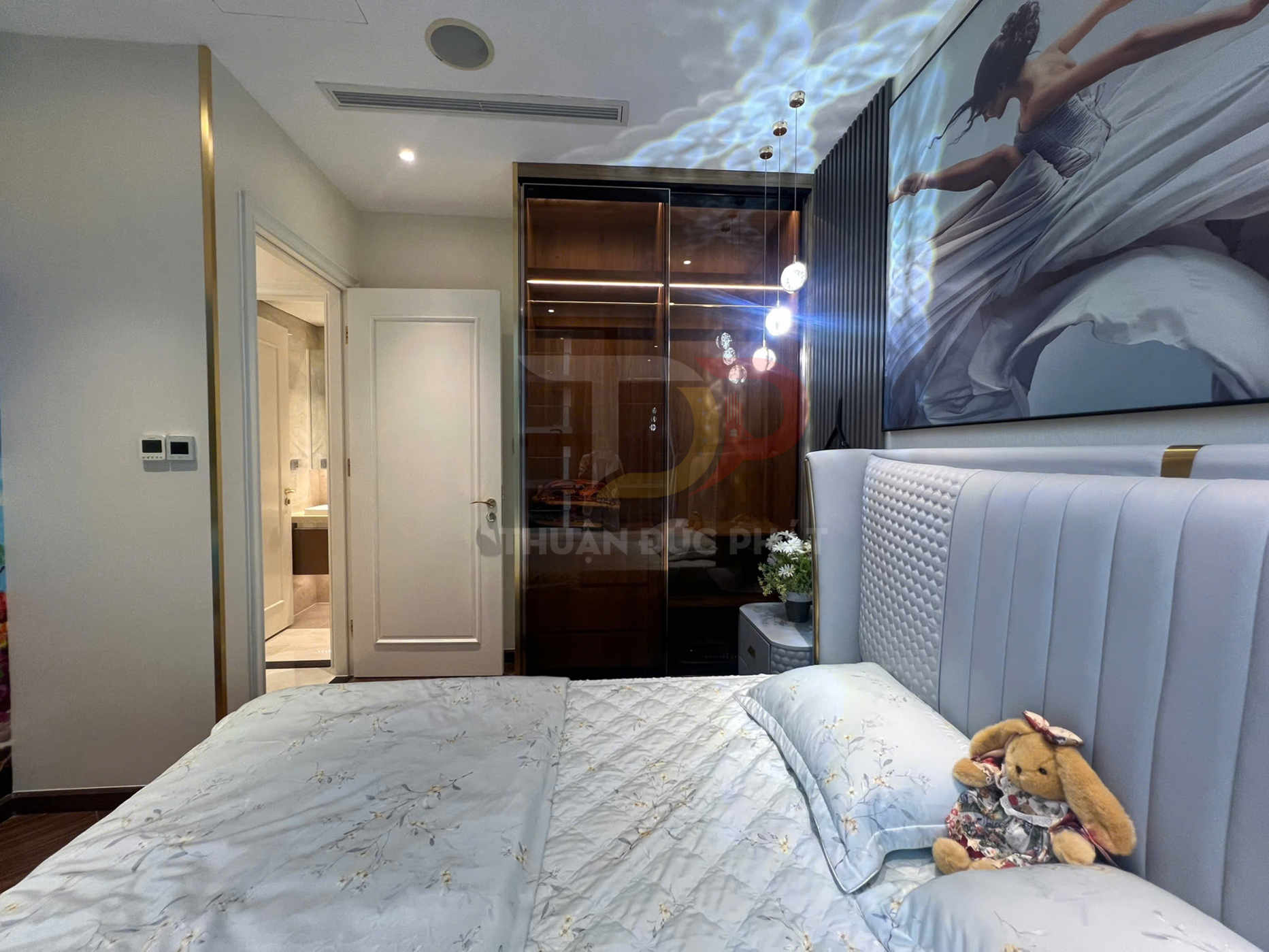 Bán căn hộ Vinhomes Golden River Lux 6 full nội thất cao cấp 1 phòng ngủ diện tích 50.7m2 view nội khu giá 10.9 tỷ